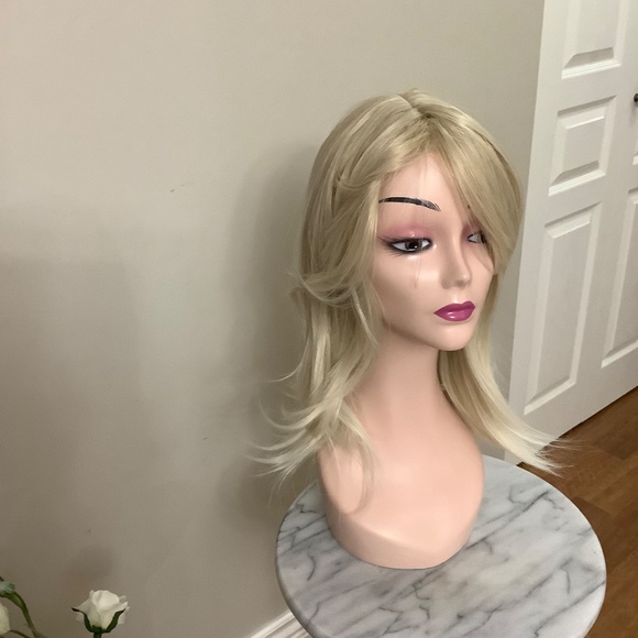 NEW Beautiful Blonde Wig - Picture 10 of 12